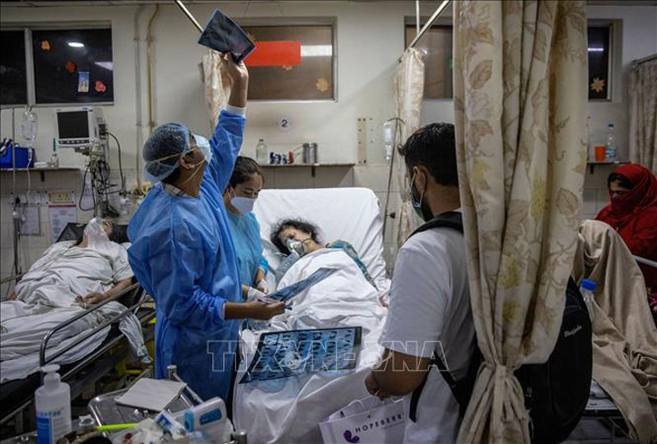 Điều trị cho bệnh nhân COVID-19 tại bệnh viện ở New Delhi, Ấn Độ. Ảnh: REUTERS/TTXVN