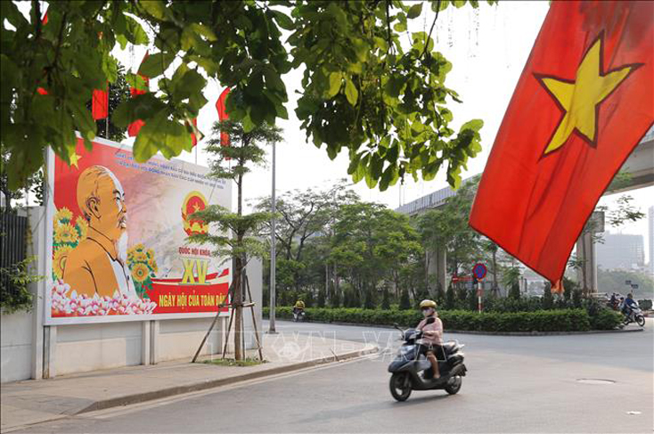 Tranh tuyên truyền, cổ động bầu cử trên phố Hoàng Cầu, Hà Nội. Ảnh: Hoàng Hiếu/TTXVN