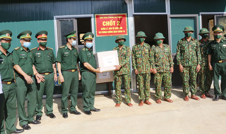 Đại tá Trịnh Thanh Bình, Chỉ huy trưởng Bộ Chỉ huy BĐBP tỉnh tặng quà, động viên CBCS làm nhiệm vụ trên chốt Biên phòng.