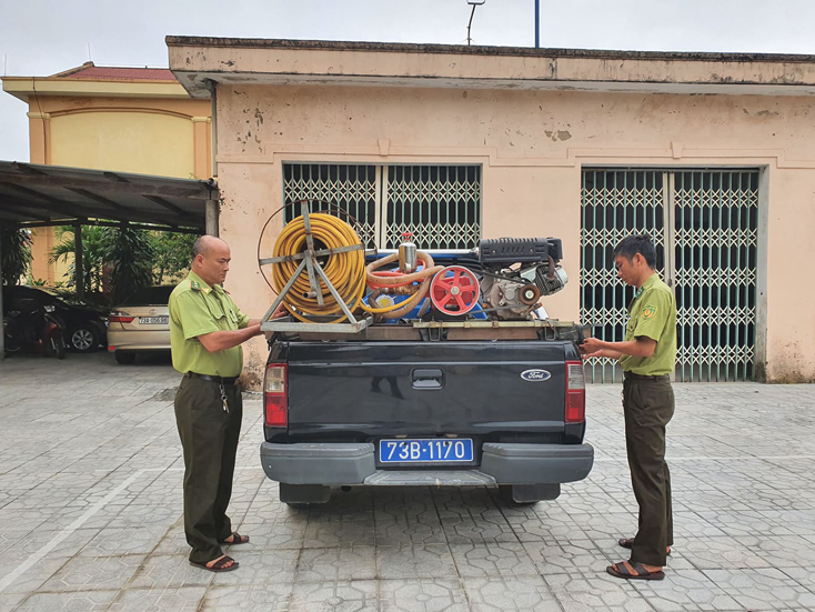 Lực lượng Kiểm lâm huyện Quảng Ninh chuẩn bị xe chữa cháy rừng lưu động để ứng phó khi có cháy rừng xảy ra.