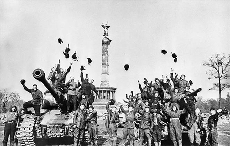 Các chiến sĩ Hồng quân Liên Xô vui mừng chiến thắng tại Berlin, ngày 9-5-1945, sau khi Đức chính thức ký tuyên bố đầu hàng Liên Xô và các nước đồng minh. Ảnh: Tư liệu quốc tế/TTXVN phát 