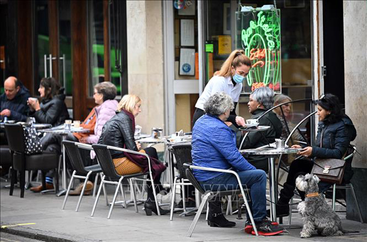 Một quán cà phê mở cửa phục vụ khách hàng tại London, Anh. Ảnh tư liệu: AFP/TTXVN