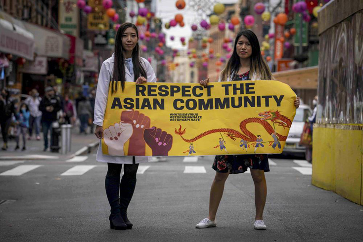 Sinh viên ngành y Ida Chen và  Michelle Lee lập nhóm phản đối các tội ác thù hận nhằm vào người châu Á tại Mỹ. Ảnh: AP