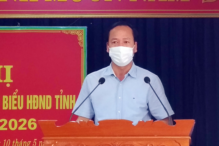 Ông Nguyễn Xuân Đạt, Tỉnh ủy viên, Bí thư Huyện ủy Quảng Trạch trình bày chương trình hành động trước cử tri xã Liên Trường