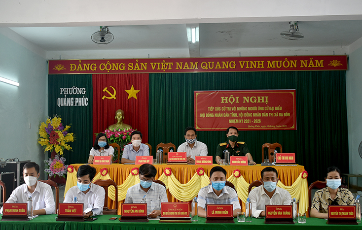 Các ứng cử viên đại biểu HĐND tỉnh khóa XVIII, nhiệm kỳ 2021-2026 (hàng sau) tham dự hội nghị tiếp xúc cử tri tại phường Quảng Phúc, thị xã Ba Đồn.