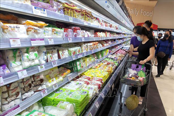 Người tiêu dùng lựa chọn hàng hóa tại siêu thị Aeon Long Biên, Hà Nội. Ảnh: Trần Việt/TTXVN
