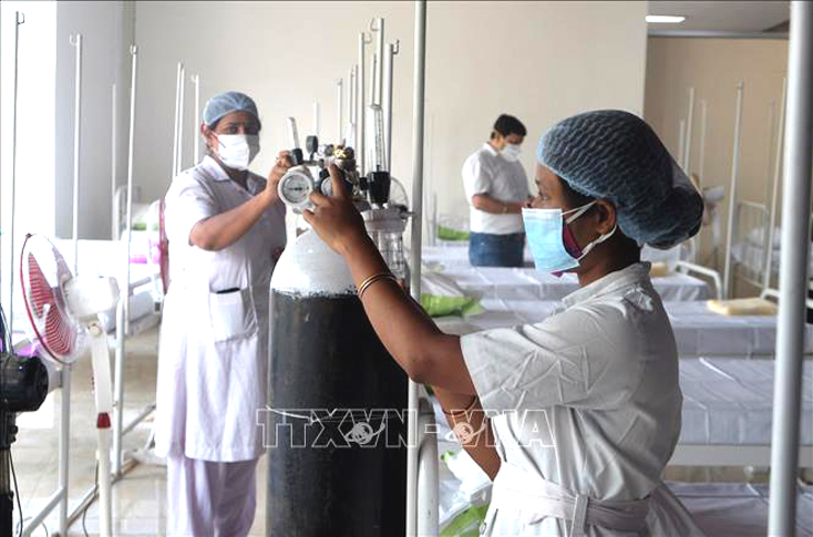 Nhân viên y tế chuẩn bị bình oxy cho bệnh nhân COVID-19 tại Kolkata, Ấn Độ ngày 3-5-2021. Ảnh: THX/TTXVN