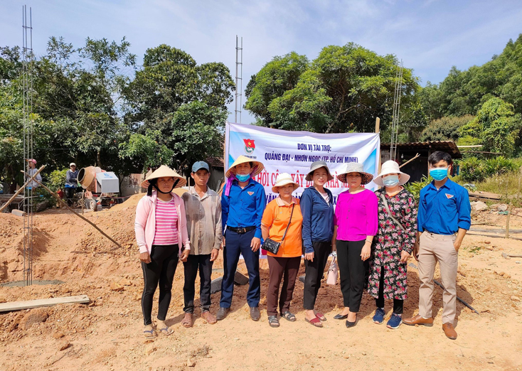 Các đại biểu dự lễ khơi công xây nhà nhân ái cho gia đình anh Hồ Văn Mãi