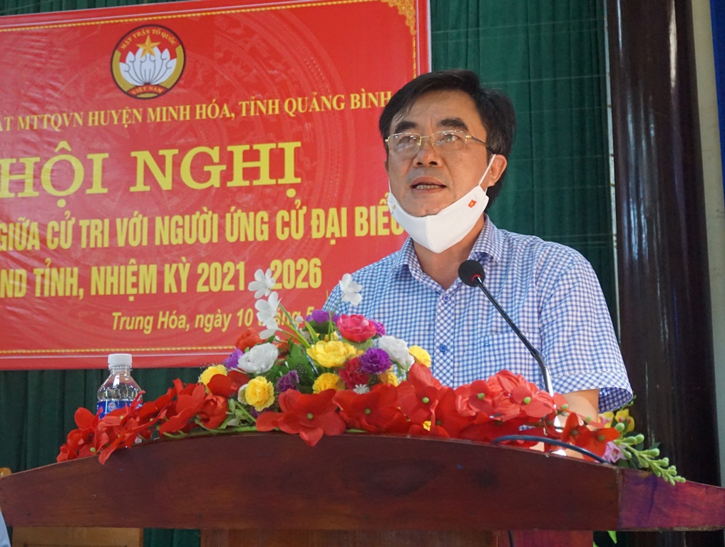 Thay mặt các ứng cử viên đại biểu HĐND tỉnh, ông Nguyễn Lương Bình, Ủy viên Ban Thường vụ, Trưởng ban Nội chính Tỉnh ủy tiếp thu và giải đáp một số ý kiến cử tri quan tâm.