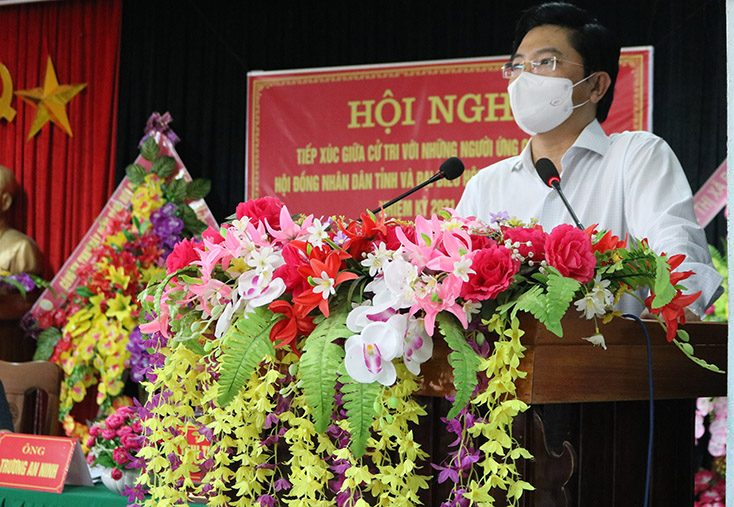 Ông Trương An Ninh, Ủy viên Ban Thường vụ Tỉnh ủy, Bí thư Thị ủy Ba Đồn trình bày chương trình hành động trước cử tri thị xã Ba Đồn