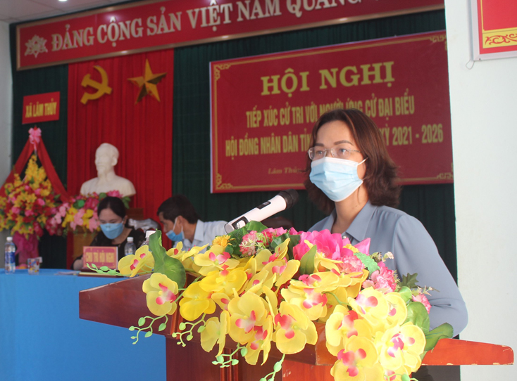 Bà Trương Thị Phương Lan, Phó Trưởng ban Pháp chế, HĐND tỉnh trình bày chương trình hành động