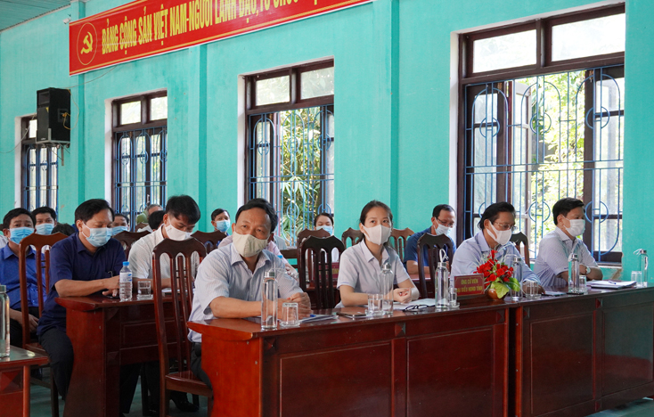 Các ứng cử viên đại biểu HĐND tỉnh nhiệm kỳ 2021-2026 tại đơn vị bầu cử số 13 tiếp xúc với cử tri huyện Lệ Thủy.