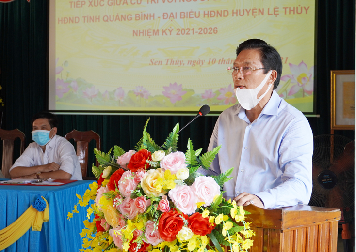 Ông Võ Minh Hoài, Chủ tịch HĐQT Công ty CP Tập đoàn Trường Thịnh báo cáo chương trình hành động tại điểm tiếp xúc xã Sen Thủy.