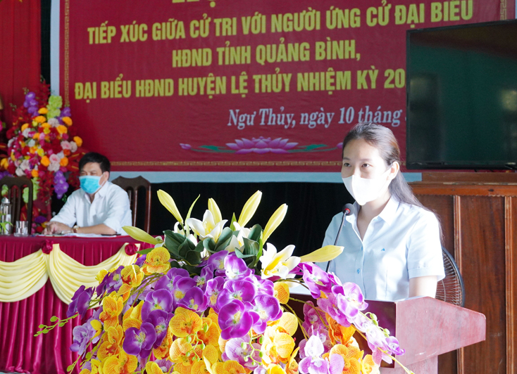Bà Nguyễn Thị Ngọc Mai, Chánh Văn phòng Tỉnh đoàn Quảng Bình báo cáo chương trình hành động trước cử tri