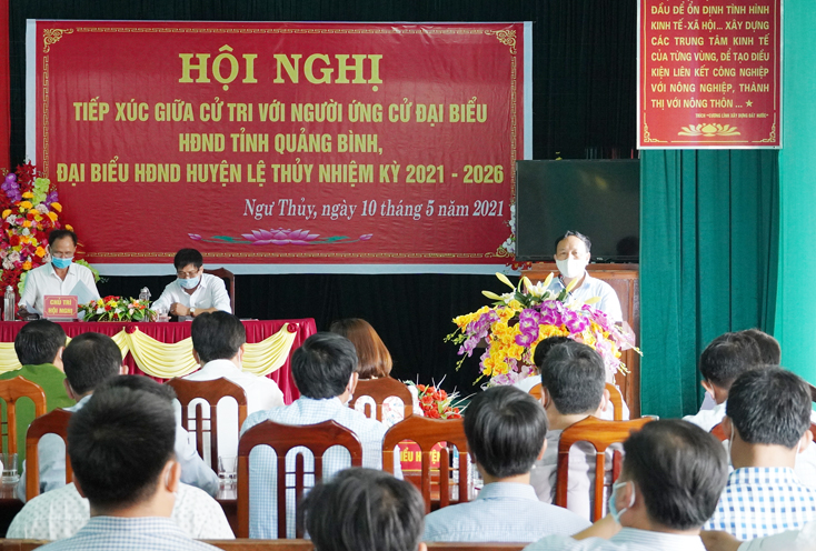 Ông Trần Hải Châu, Phó Bí thư Thường trực Tỉnh ủy, Chủ tịch HĐND tỉnh báo cáo chương trình hành động trước cử tri huyện Lệ Thủy.