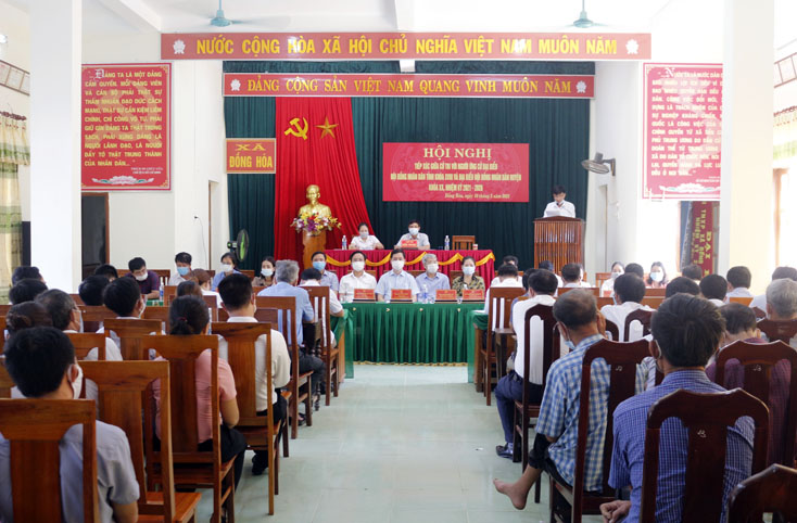  Đông đảo cử tri huyện Tuyên Hóa tham dự các buổi tiếp xúc. 