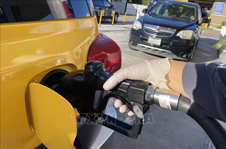 Đổ xăng cho phương tiện tại một trạm xăng ở Los Angeles, bang California, Mỹ. Ảnh minh họa: AFP/TTXVN
