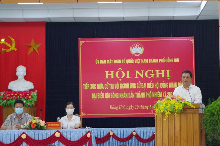 Ông Trần Phong, Bí thư Thành ủy Đồng Hới tiếp thu ý kiến, kiến nghị của cử tri tại hội nghị.