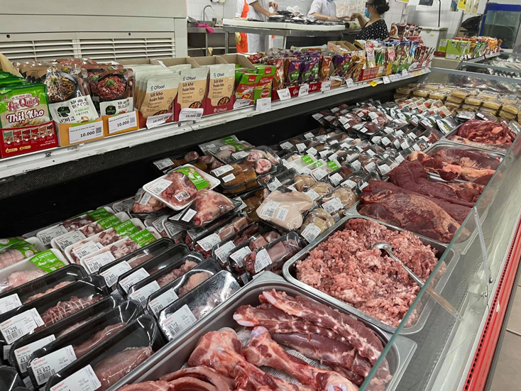 Giá các loại thịt sạch ở siêu thị đắt hơn so với chợ truyền thống nhưng vẫn duy trì ở mức giá cũ.