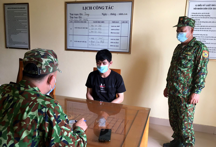 Ngày 10-5-2021, Tổ tuần tra kiểm soát của Đồn Biên phòng Bắc Sơn (Bộ đội Biên phòng Quảng Ninh) đã phát hiện, bắt giữ 2 đối tượng người Trung Quốc nhập cảnh trái phép vào Việt Nam.Ảnh TTXVN phát