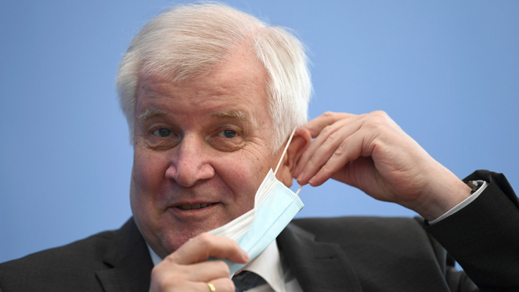 Ông Horst Seehofer đeo khẩu trang khi dự họp báo tại Berlin ngày 4-5. Ảnh: Reuters 