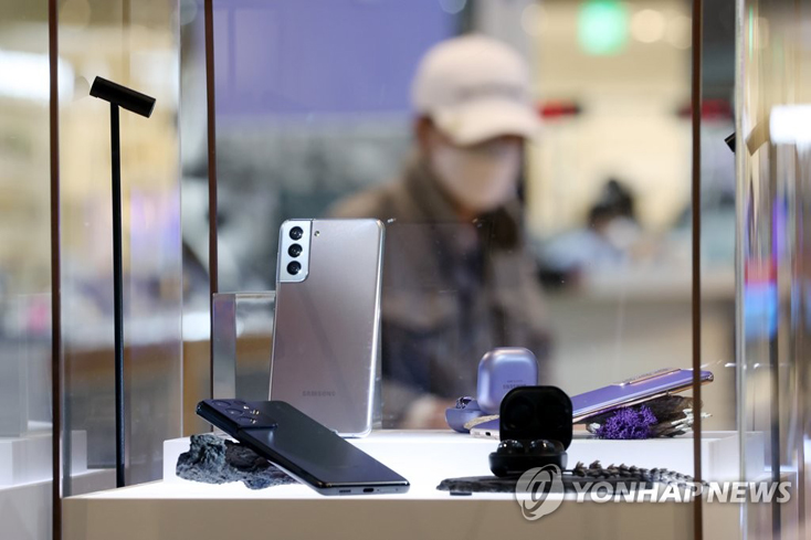 Điện thoại thông minh Galaxy S21 của Samsung Electronics Co. được trưng bày tại một cửa hàng ở Seoul. Ảnh: Yonhap
