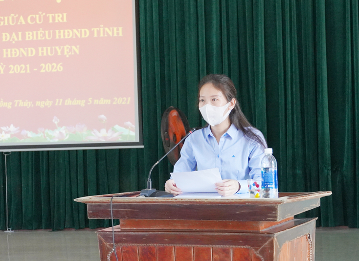 Bà Nguyễn Thị Ngọc Mai, Chánh Văn phòng Tỉnh đoàn Quảng Bình báo cáo chương trình hành động trước cử tri
