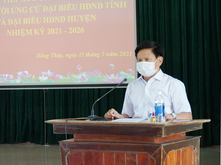 Ông Lê Vĩnh Thế, Tỉnh ủy viên, Bí thư Huyện ủy Lệ Thủy báo cáo chương trình hành động trước cử tri.