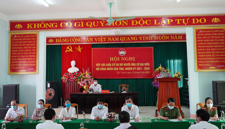 Các ứng cử viên đại biểu HĐND tỉnh nhiệm kỳ 2021-2026 tại đơn vị bầu cử số 8 tiếp xúc với cử tri tại điểm xã Hải Phú (Bố Trạch).