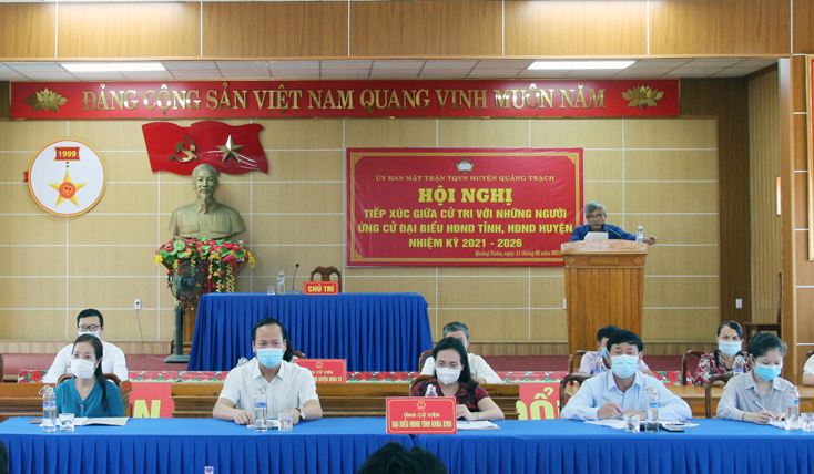 Các ứng cử viên đại biểu HĐND tỉnh tại đơn vị bầu cử số 4 tiếp xúc với cử tri huyện Quảng Trạch tại xã Quảng Xuân.