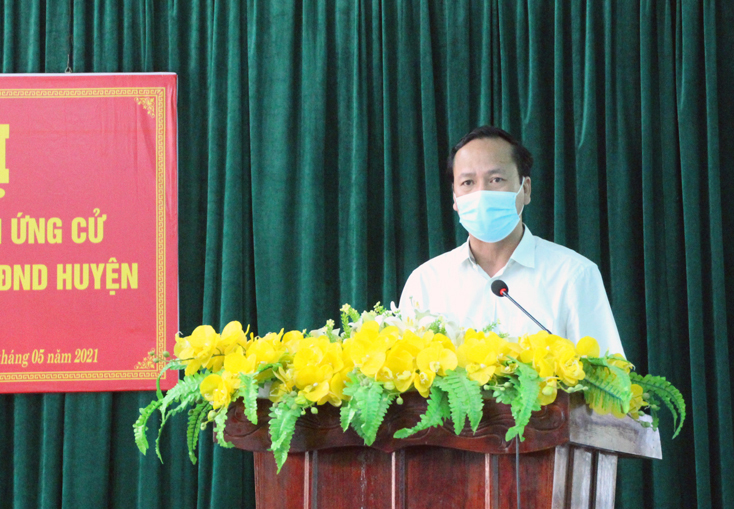 Ứng cử viên Nguyễn Xuân Đạt trình bày chương trình hành động trước cử tri.