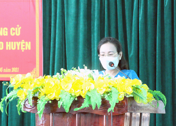 Ứng cử viên Phạm Thị Hân trình bày chương trình hành động trước cử tri huyện Quảng Trạch.