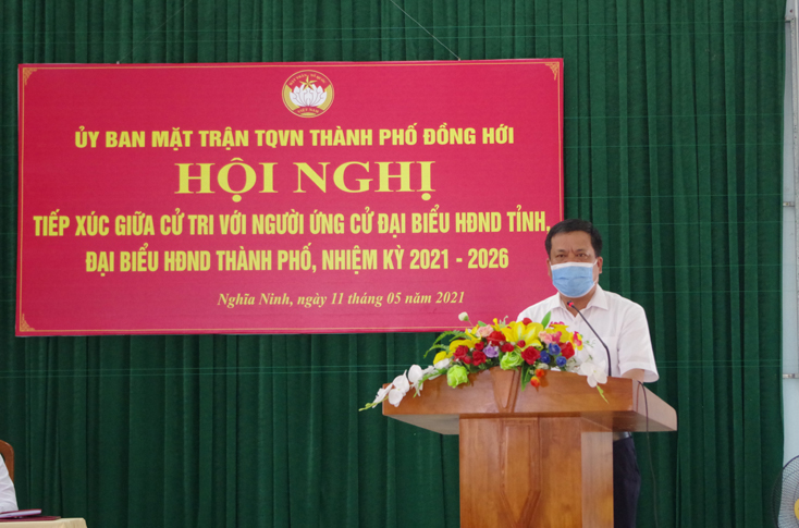 Đồng chí Bí thư Thành ủy Đồng Hới Trần Phong tiếp thu những đề xuất, kiến nghị của cử tri.