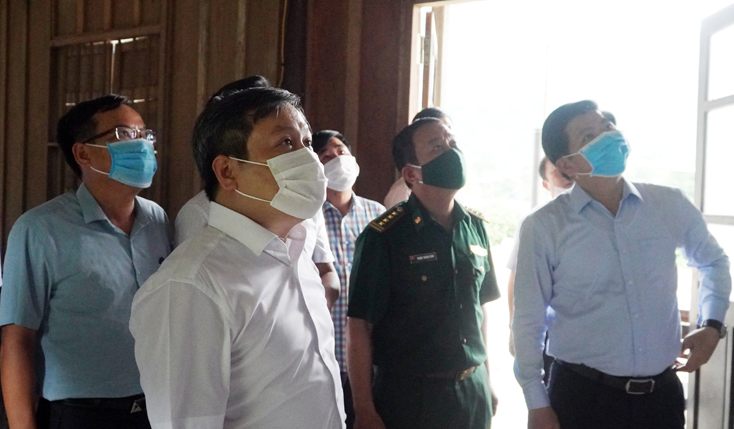 Đồng chí Bí thư Tỉnh ủy Vũ Đại Thắng và đoàn công tác kiểm tra công tác chuẩn bị bầu cử tại xã Trường Sơn. 