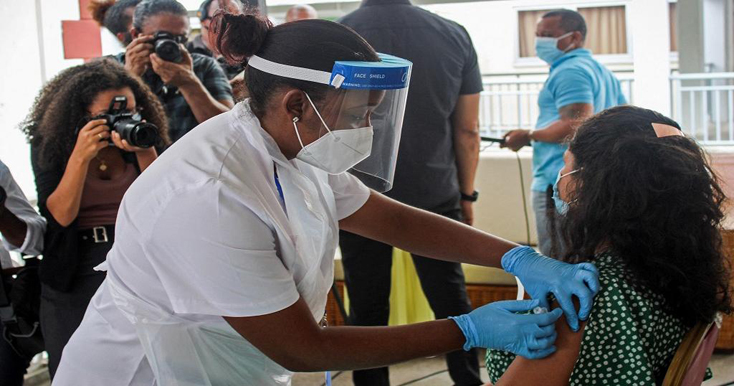 Một nhân viên y tế được tiêm mũi vaccine COVID-19 đầu tiên do công ty Sinopharm/Trung Quốc sản xuất, tại Seychelles vào ngày 10-1-2021. Ảnh: AFP