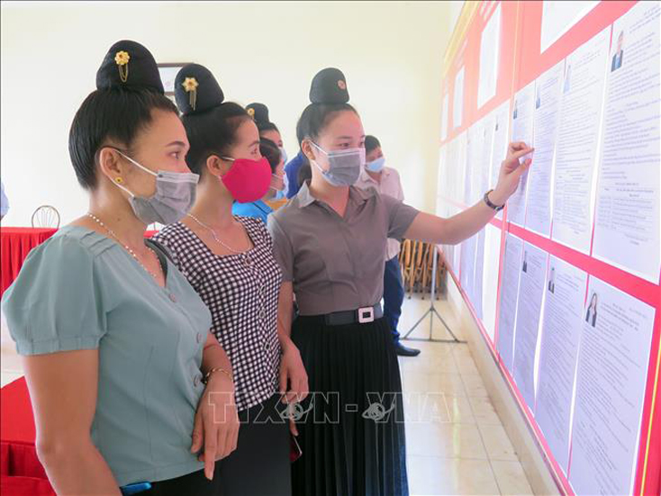 Cử tri tại huyện Sông Mã (Sơn La) xem thông tin về những người ứng cử đại biểu Quốc hội và HĐND các cấp. Ảnh: Hữu Quyết/TTXVN