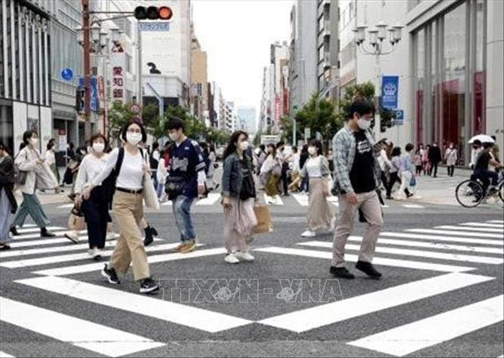 Người dân đeo khẩu trang phòng lây nhiễm COVID-19 tại Nagoya, Nhật Bản, ngày 8-5-2021. Ảnh: Kyoto/TTXVN