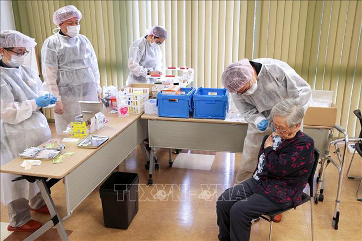 Nhân viên y tế tiêm vaccine ngừa COVID-19 cho người dân tại Tokyo, Nhật Bản, ngày 12-4-2021. Ảnh: AFP/TTXVN