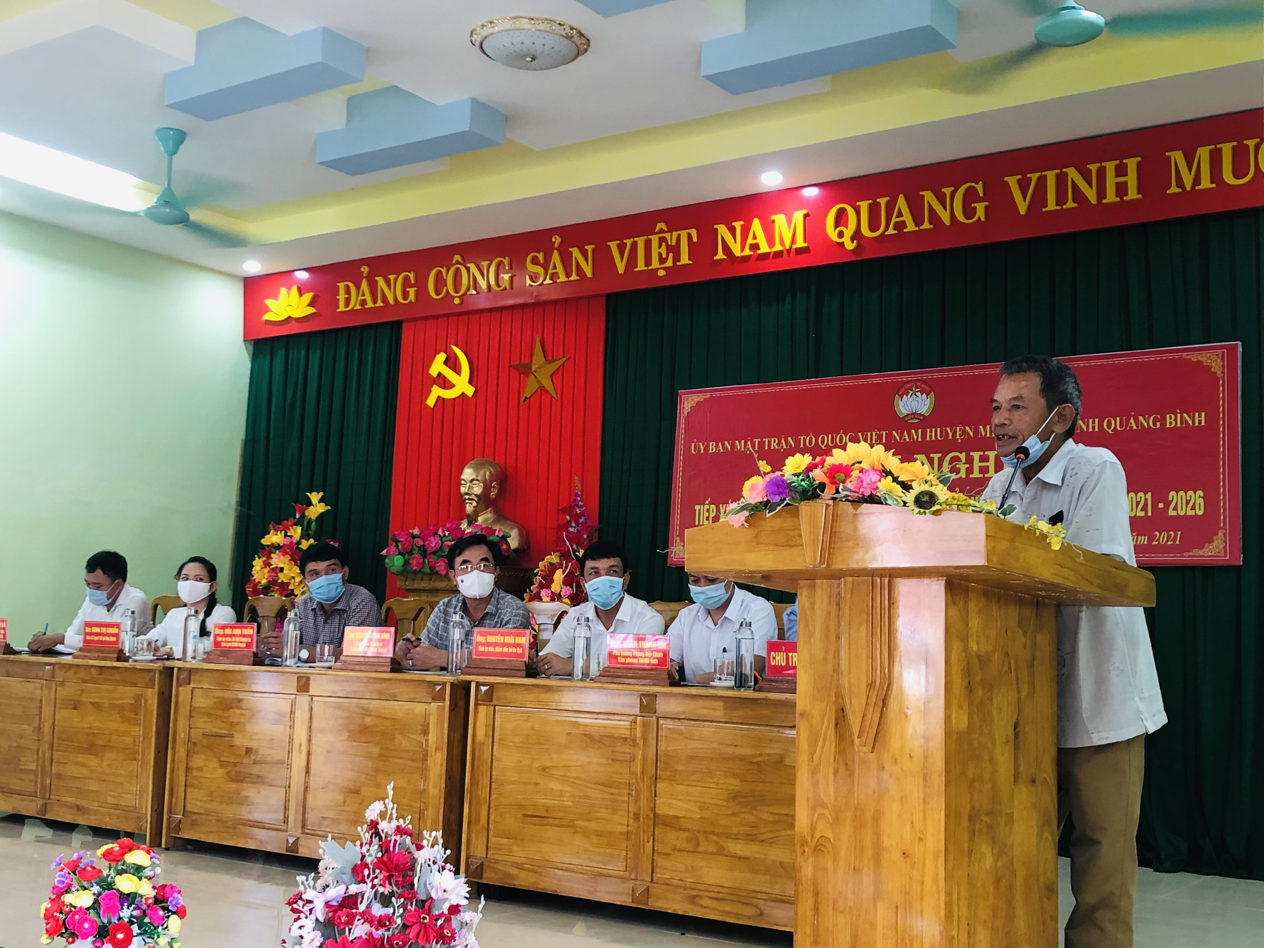 Cử tri huyện Minh Hóa phát biểu bày tỏ kỳ vọng và tinh tưởng vào chương trình hành động của các ứng cử viên.