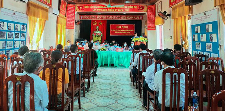 Cử tri đến tham dự tại buổi tiếp xúc cử tri của các ứng cử viên đại biểu HĐND tỉnh tại xã Quảng Phú