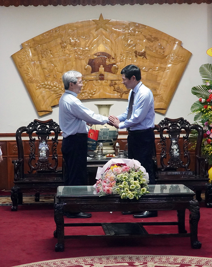 Đồng chí Phó Chủ tịch UBND tỉnh Hồ An Phong chúc mừng và gửi lời chào trân trọng đến Giám mục Nguyễn Anh Tuấn.