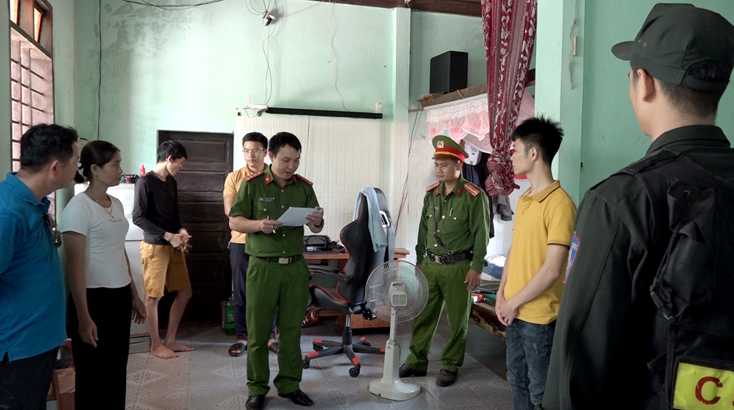 Lực lượng công an đọc lệnh giữ người trong trường hợp khẩn cấp đối với Võ Hữu Song (thứ 2 từ phải sang).