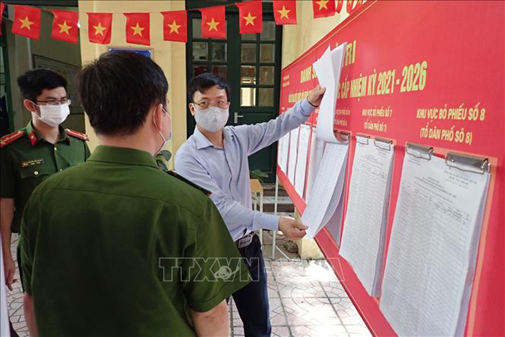 Công an quận Ba Đình, Thành phố Hà Nội đảm bảo chủ động từ sớm, từ xa để công tác bảo vệ Ngày bầu cử được an toàn trong mọi tình huống tại điểm bầu cử ở phường Quán Thánh. Ảnh: Anh Tuấn/TTXVN