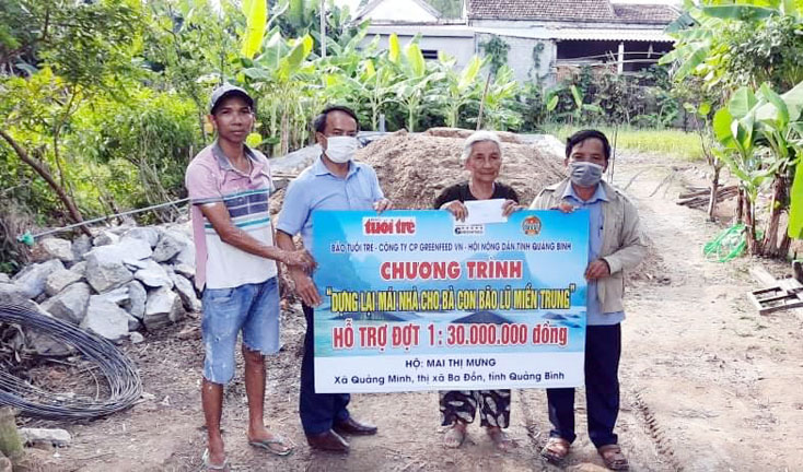 Lãnh đạo Hội Nông dân tỉnh trao tiền hỗ trợ xây dựng nhà chống lũ cho người dân.