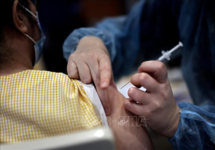 Nhân viên y tế tiêm vaccine ngừa COVID-19 của Pfizer-BioNTech cho người dân tại Paris, Pháp. Ảnh: AFP/TTXVN