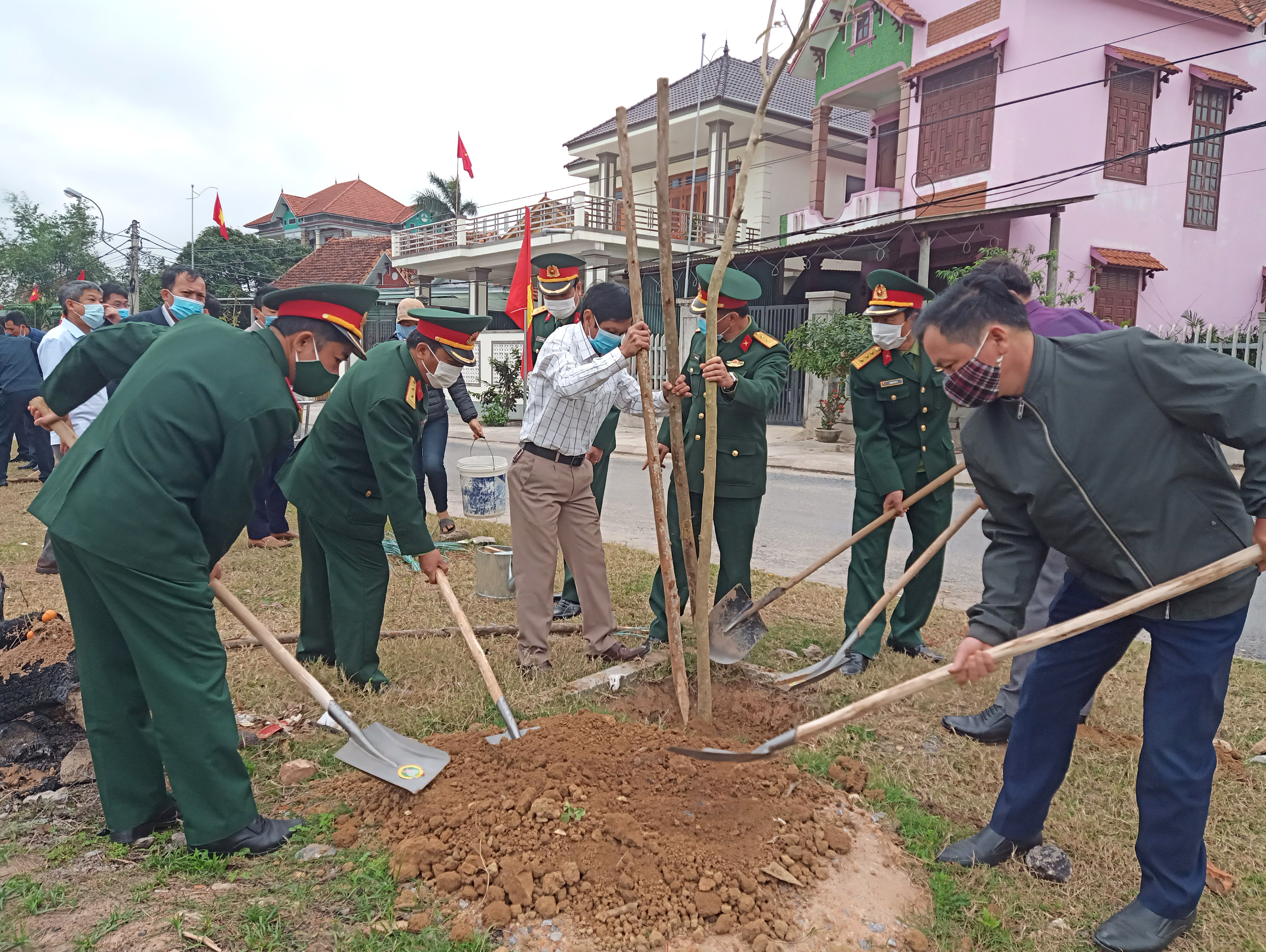 Cán bộ, chiến sỹ LLVT huyện Bố Trạch tham gia “Tết trồng cây đời đời nhớ ơn Bác Hồ”