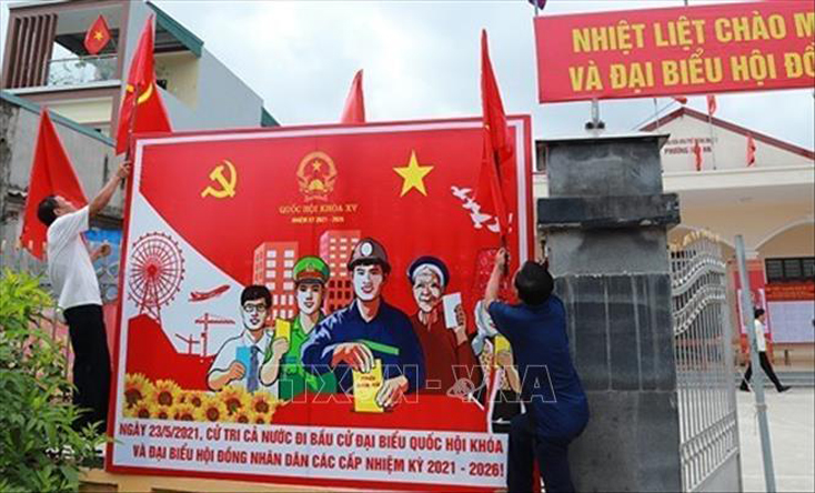 Pano tuyên truyền về ngày bầu cử ở phường Tân An, thị xã Quảng Yên (Quảng Ninh). Ảnh: TTXVN phát