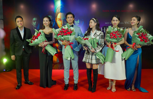 Đạo diễn Victor Vũ cùng các diễn viên chính phim Thiên thần hộ mệnh tại buổi ra mắt ở Hà Nội tháng 4-2021 (Nguồn: PV/Vietnam+)