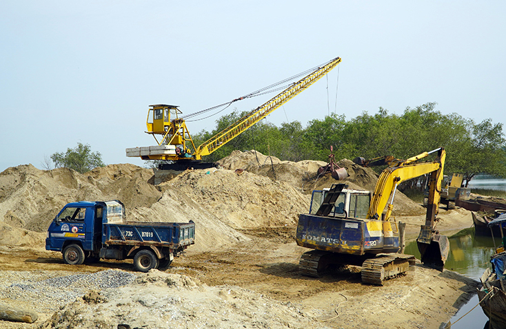 Bãi tập kết vật liệu thuộc Công ty TNHH xây dựng Lương Ninh tại xã Tân Ninh (huyện Quảng Ninh).