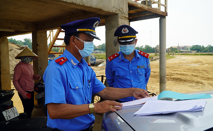 Tổ kiểm tra thuộc Thanh tra Sở GTVT lập biên bản vi phạm đối với Công ty TNHH xây dựng Lương Ninh.